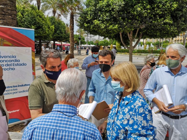Recogida de firmas del PP contra el indulto en la plaza del Arenal