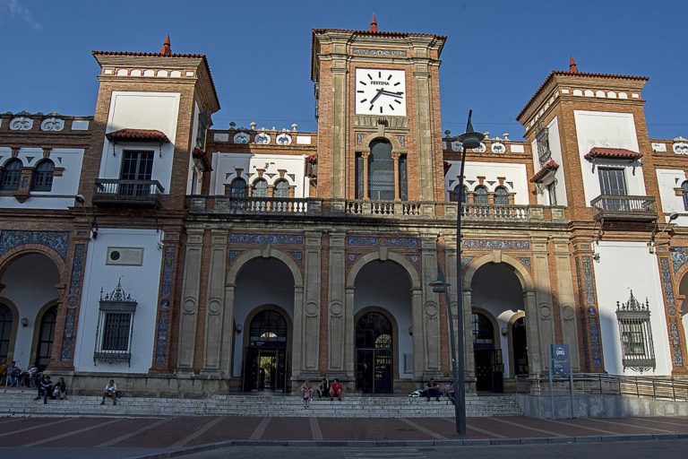 El Clúster Turístico de Jerez recaba el apoyo unánime de los grupos municipales para la declaración BIC de la estación de trenes y el reloj de Losada