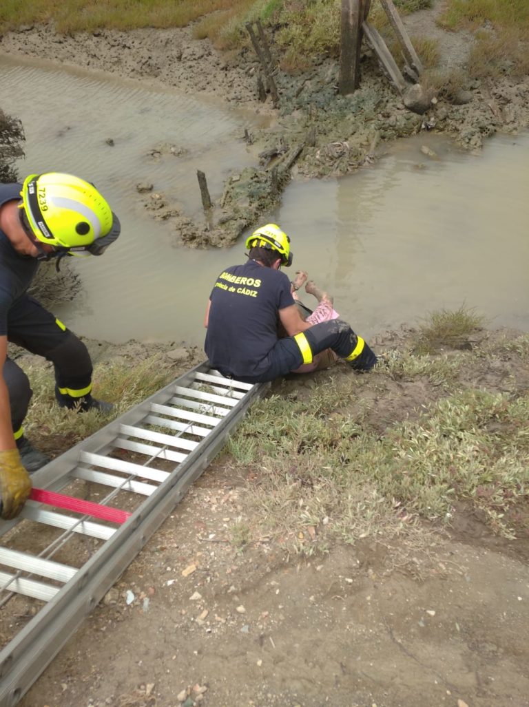 Los bomberos rescatan a una mujer que cayó a un caño enfangado en San Fernando.