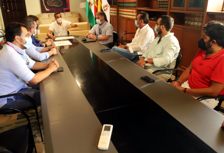 El Ayuntamiento traslada a capataces y costaleros los proyectos de obras del centro histórico