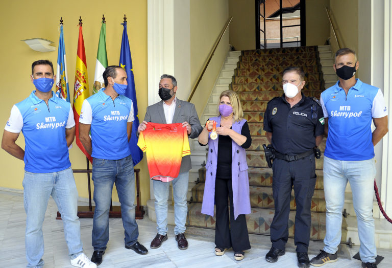 La alcaldesa recibe a los componentes del equipo BTT de Sherrypol tras sus últimos logros