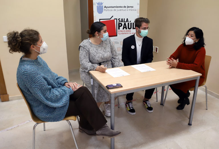 Pulseras Fuera y la Asociación de Jóvenes Juristas firman un convenio para crear alianzas contra el acoso