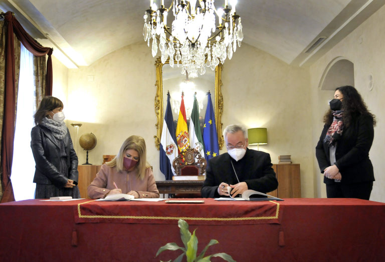 La alcaldesa firma la cesión administrativa de la Emita de Guía a favor de la Diócesis de Jerez para fines propios de la Iglesia