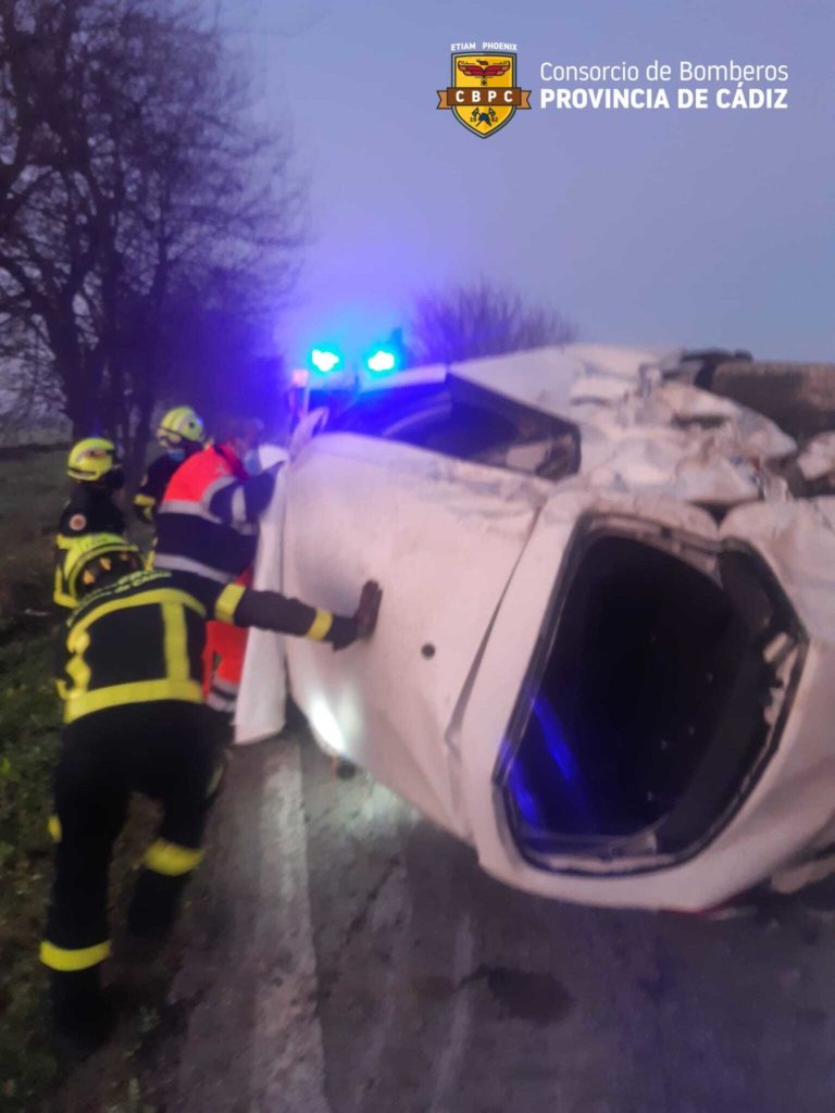 Bomberos rescata a una mujer atrapada en un coche tras un accidente en Nueva Jarilla