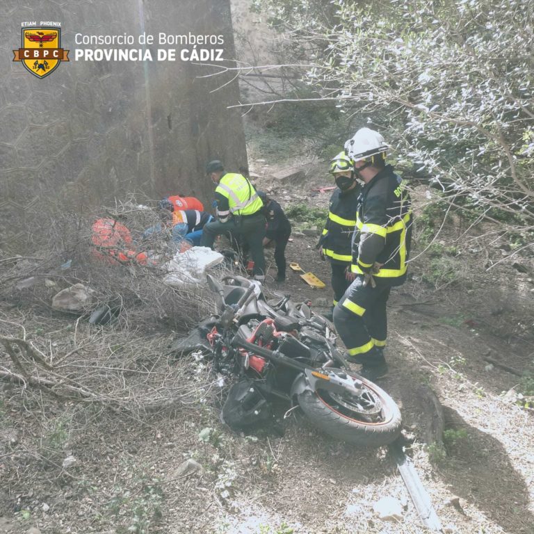Los bomberos rescatan en la A-2201 a un motorista accidentado que cayó por un puente con un desnivel de 5 metros