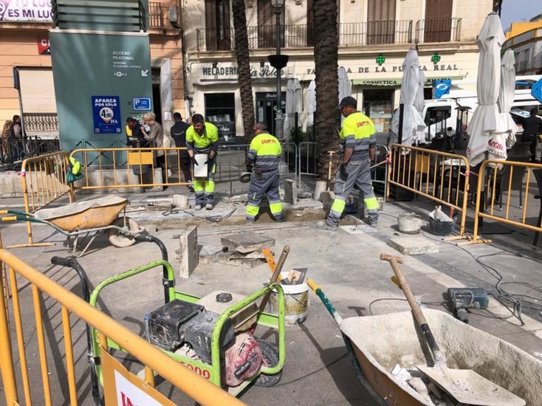 El Ayuntamiento avanza en actuaciones de mejora y mantenimiento en la plaza del Arenal, Plateros, Gravina y calle Larga￼