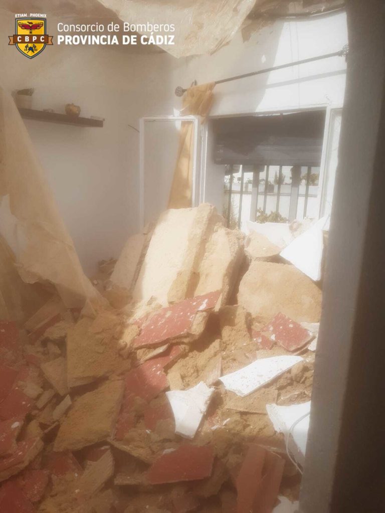 Una mujer desalojada por los bomberos tras la caída del techo de una vivienda en la Cañada de Miraflores