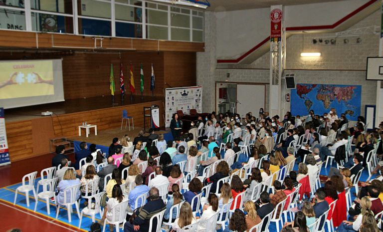 ELSA PUNSET EN EL CENTRO INGLÉS: «TENEMOS QUE AYUDAR A LOS JÓVENES A SUPERAR LOS EFECTOS DE LA PANDEMIA EN SU SALUD MENTAL»
