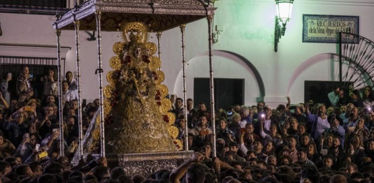 Suspendida la procesión de la Virgen del Rocío por una rotura en el paso￼