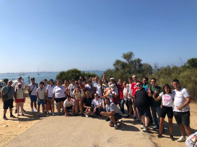 EL CENTRO INGLÉS COLABORA CON AFANAS EN LA LIMPIEZA DE LOS ALREDEDORES DE LA PLAYA DE LA MURALLA