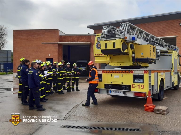 EL PARQUE DE BOMBEROS ACOGE ESTA SEMANA UN CURSO DE MANEJO DEL VEHÍCULO AUTO ESCALA AUTOMÁTICA