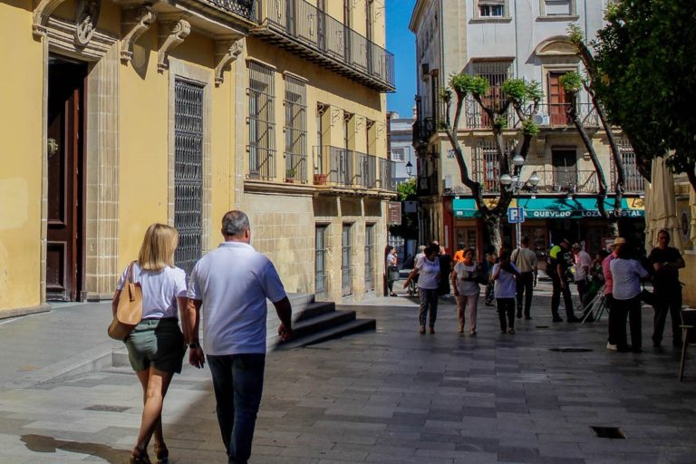 El Ayuntamiento de Jerez repartirá hoy 5.000 botellas de agua entre todos los miembros de colegios electorales