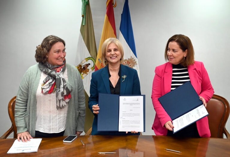 La alcaldesa firma un convenio con el Colegio de Arquitectos de Cádiz para agilizar los trámites administrativos en materia urbanística