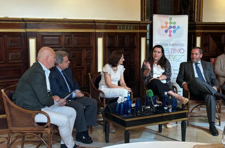 El sector turístico de Jerez reflexiona sobre la posición de la ciudad como segunda línea de playa en verano  