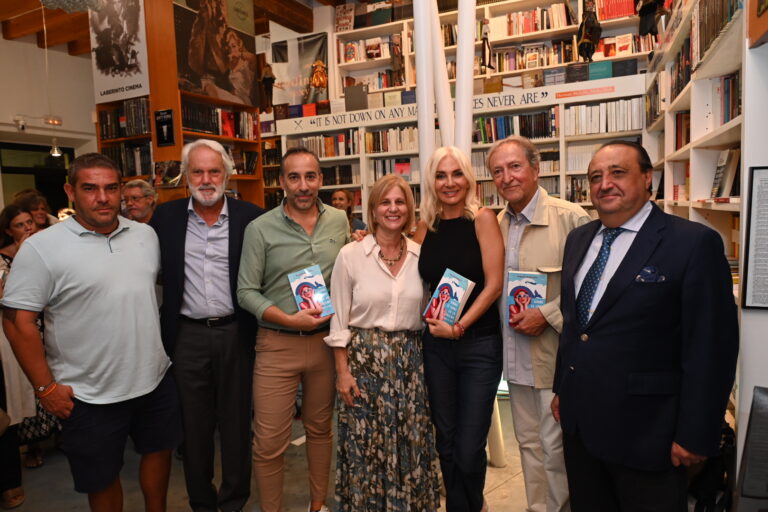 La alcaldesa anima a visitar la Feria del Libro de Jerez en la presentación de la obra de Alejandra Beigbeder en la librería El Laberinto